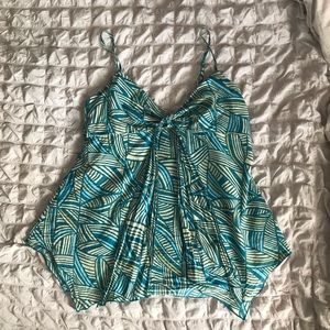 Spaghetti strap top / asymmetrical hem ☘️💎